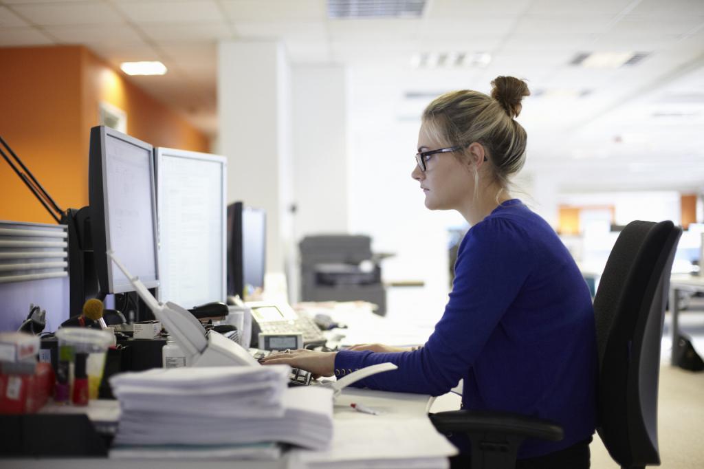 Женщина в офисе за компьютером