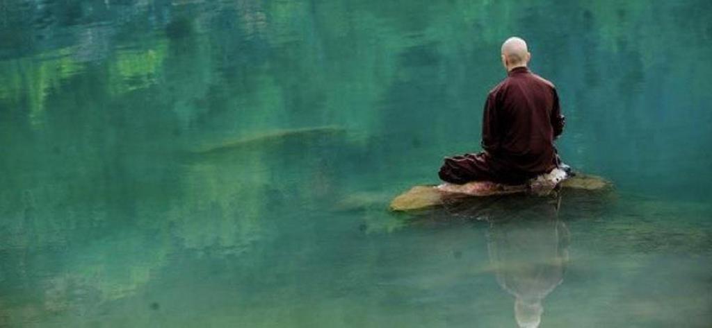 медитирующий монах