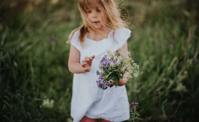 девочка собирает цветы