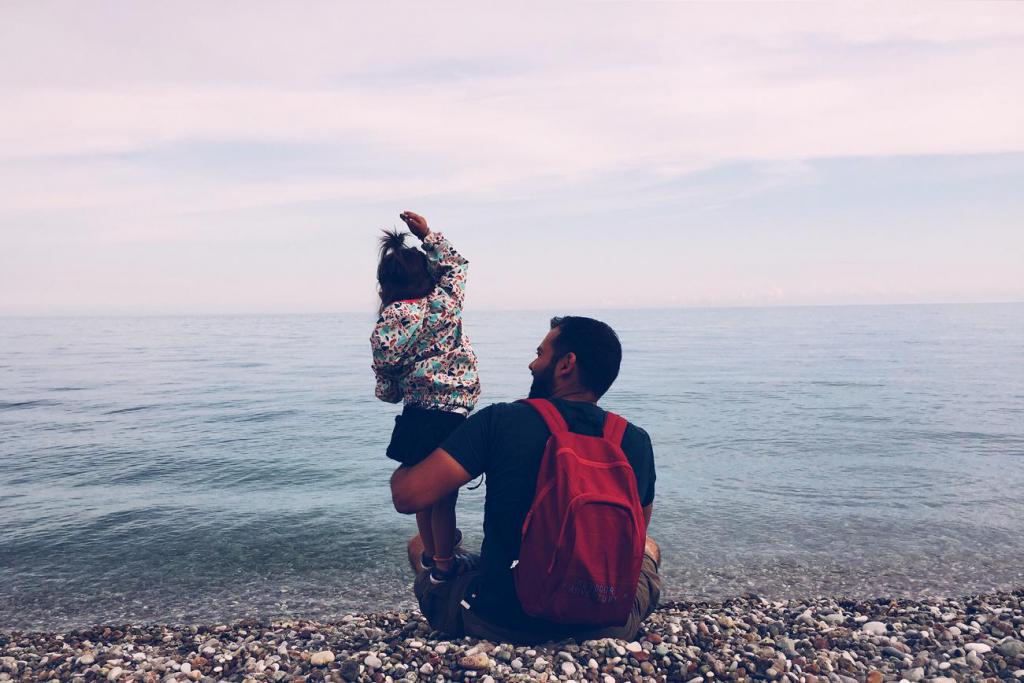 девочка с отцом на берегу моря