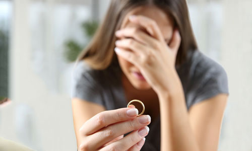 Женщина держит кольцо