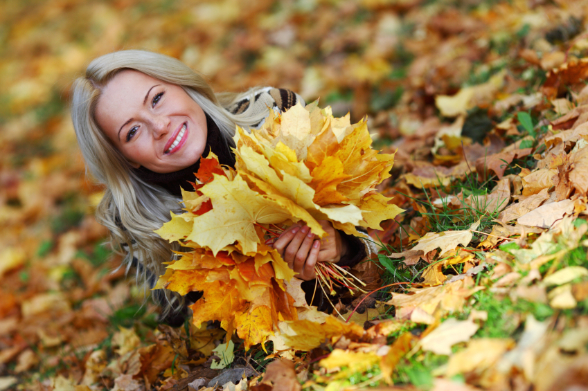 Женщина с букетом из листьев