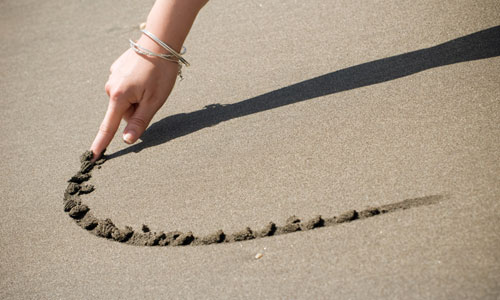 линия, начерченная пальцем на песке