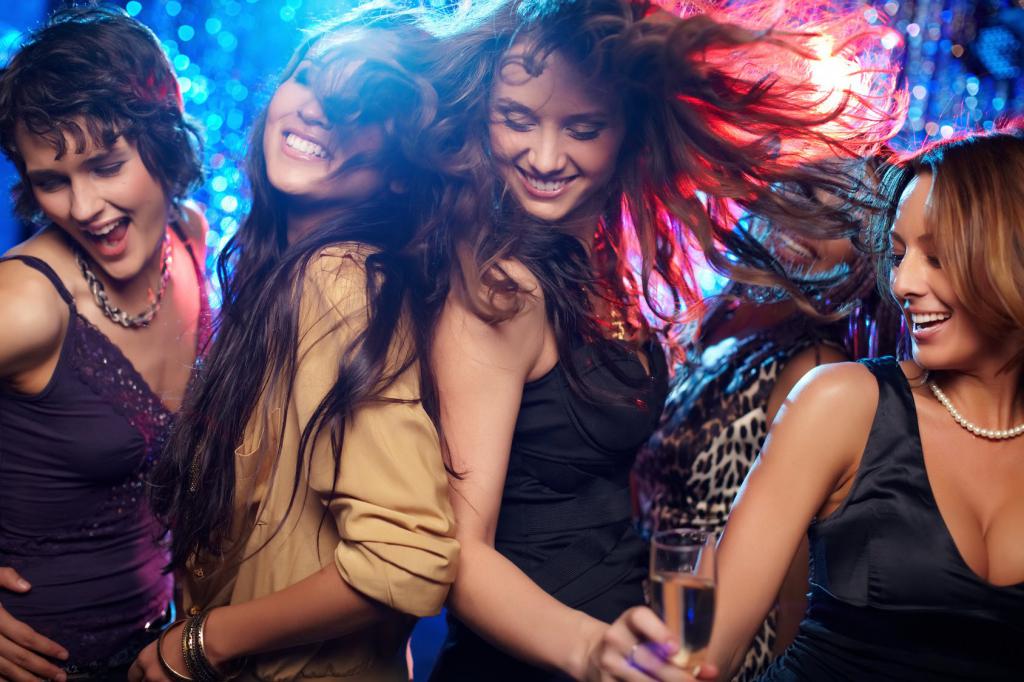 Девушки танцуют в ночном клубе.
