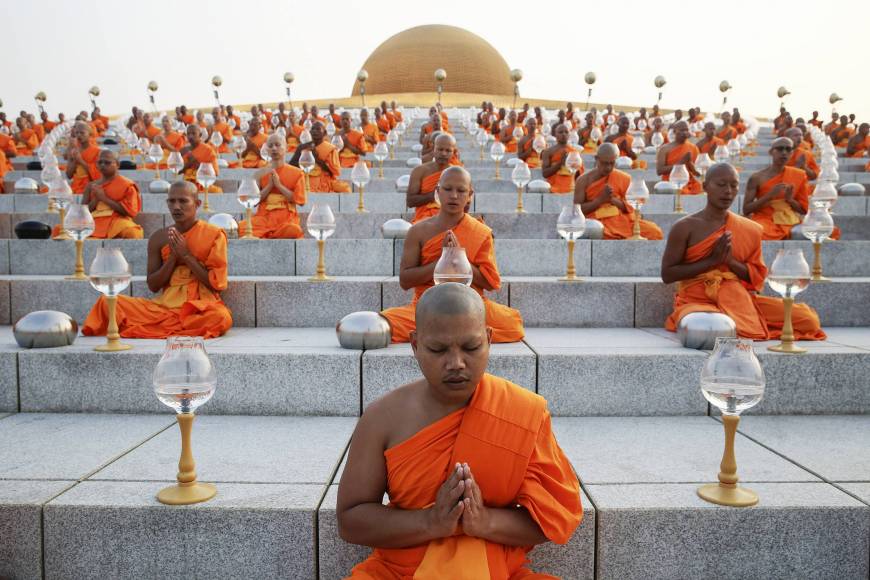 Монахи медитируют