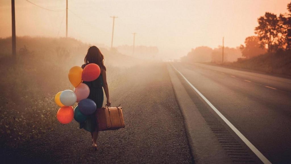 Одинокая девушка с воздушными шариками