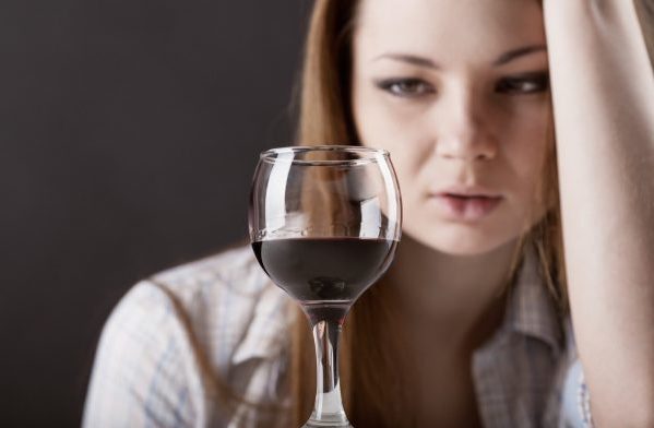 женщина с бокалом вина