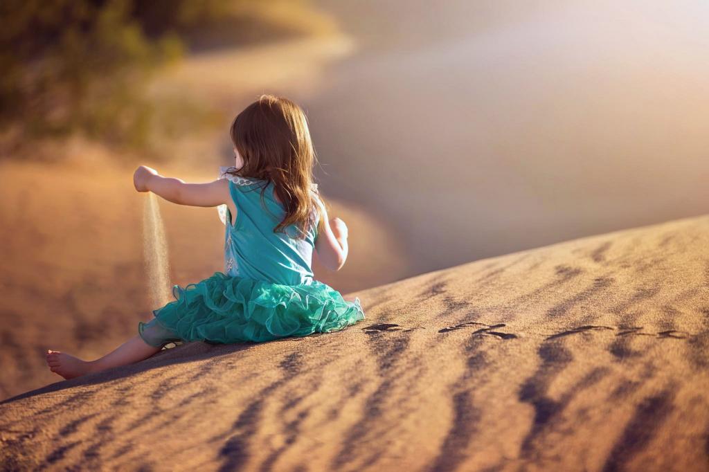 Девочка играет в пустыне.