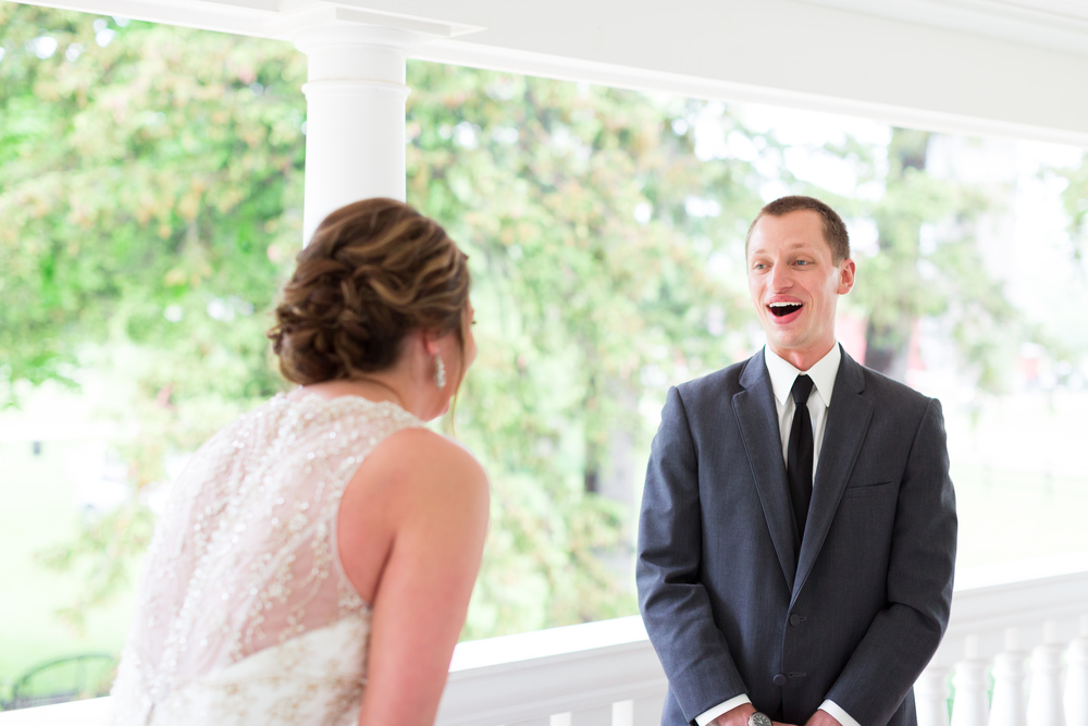 Жених и невеста шутят.