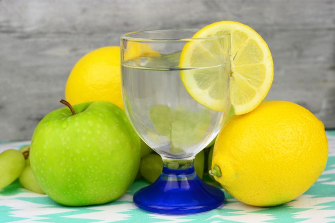 Яблоко, вода и лимон